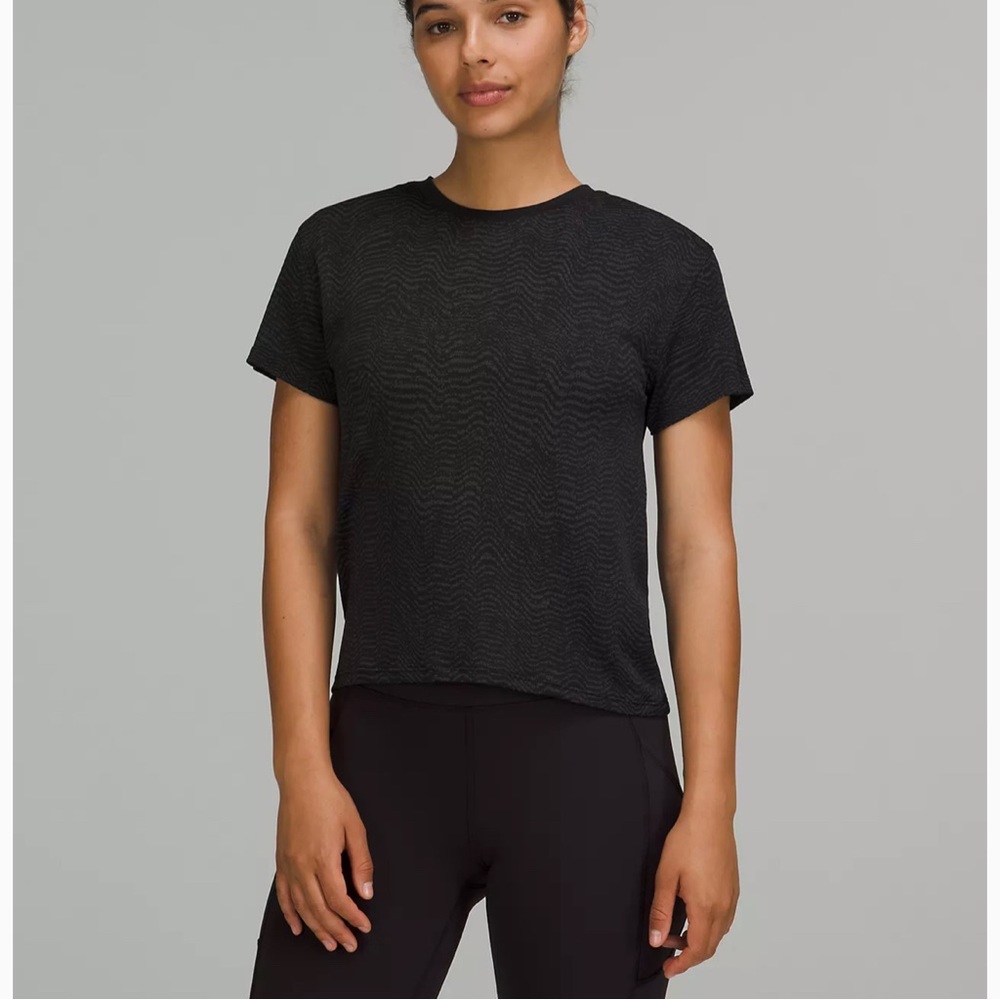 NWOT Train To Be Short Sleeve Shirt